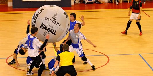 1485999_3_fa75_des-joueurs-de-kin-ball-en-action.jpg